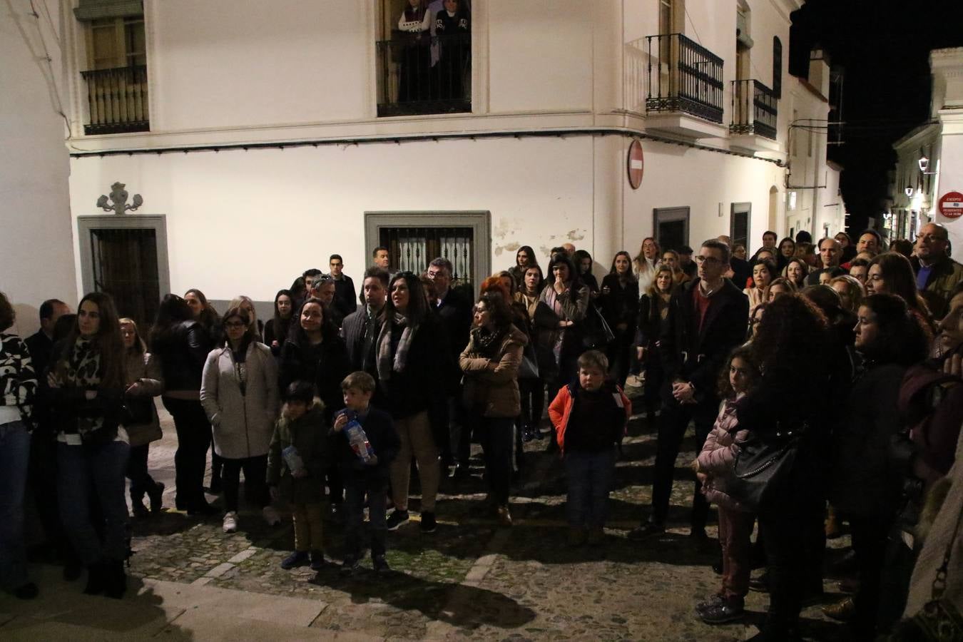 Jerez de los Caballeros acogió, ayer, la primera edición de la Ruta nocturna teatralizada 'Conquistadores Jerezanos' que, con motivo del V Centenario de la Muerte de Vasco Núñez de Balboa, se ha llevado a cabo. Pequeños y mayores disfrutaron con las historias de Vasco Núñez de Balboa, Hernando de Soto, Nuño de Tovar... en una ruta «de todos, diseñada y puesta en marcha por jerezanos a través de la Oficina de Turismo y la Concejalía de Cultura», señala Antonio Torrado, técnico de la citada Oficina, «más de 150 personas, propios y foráneos, han querido conocer la historia y cultura de Jerez, por lo que la valoración de la jornada es más que positiva».