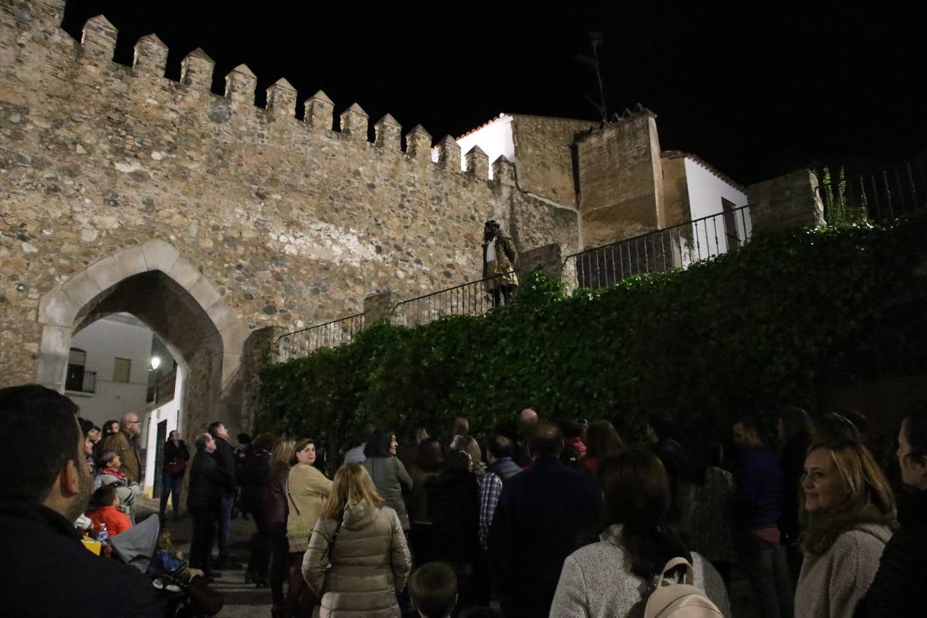 Jerez de los Caballeros acogió, ayer, la primera edición de la Ruta nocturna teatralizada 'Conquistadores Jerezanos' que, con motivo del V Centenario de la Muerte de Vasco Núñez de Balboa, se ha llevado a cabo. Pequeños y mayores disfrutaron con las historias de Vasco Núñez de Balboa, Hernando de Soto, Nuño de Tovar... en una ruta «de todos, diseñada y puesta en marcha por jerezanos a través de la Oficina de Turismo y la Concejalía de Cultura», señala Antonio Torrado, técnico de la citada Oficina, «más de 150 personas, propios y foráneos, han querido conocer la historia y cultura de Jerez, por lo que la valoración de la jornada es más que positiva».