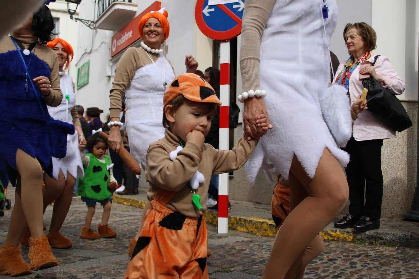 Disfrazados de payasos, exploradores, robot, personajes de Disney, diablos, animales, pintores, entre otros, centenares de niños y niñas han recorrido las calles de Jerez llenando de color y alegría todo a su alrededor, y dando comienzo, así, al Carnaval jerezano 2019.