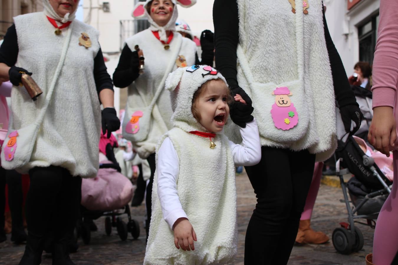 Disfrazados de payasos, exploradores, robot, personajes de Disney, diablos, animales, pintores, entre otros, centenares de niños y niñas han recorrido las calles de Jerez llenando de color y alegría todo a su alrededor, y dando comienzo, así, al Carnaval jerezano 2019.