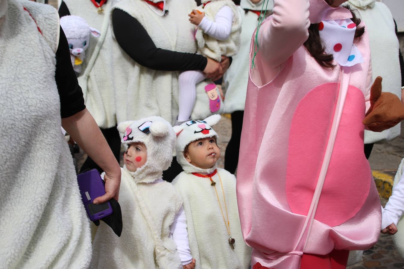 Disfrazados de payasos, exploradores, robot, personajes de Disney, diablos, animales, pintores, entre otros, centenares de niños y niñas han recorrido las calles de Jerez llenando de color y alegría todo a su alrededor, y dando comienzo, así, al Carnaval jerezano 2019.