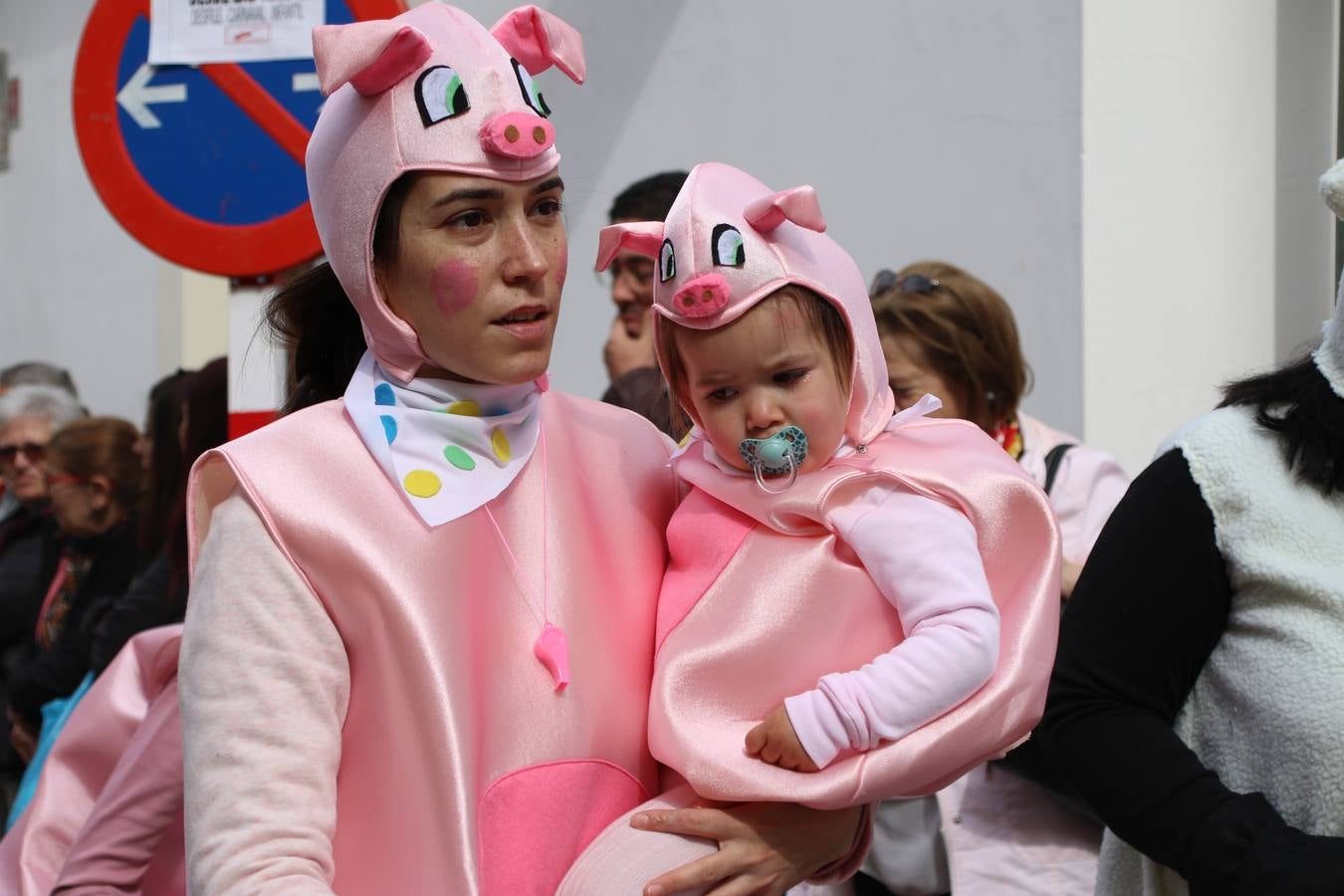 Disfrazados de payasos, exploradores, robot, personajes de Disney, diablos, animales, pintores, entre otros, centenares de niños y niñas han recorrido las calles de Jerez llenando de color y alegría todo a su alrededor, y dando comienzo, así, al Carnaval jerezano 2019.