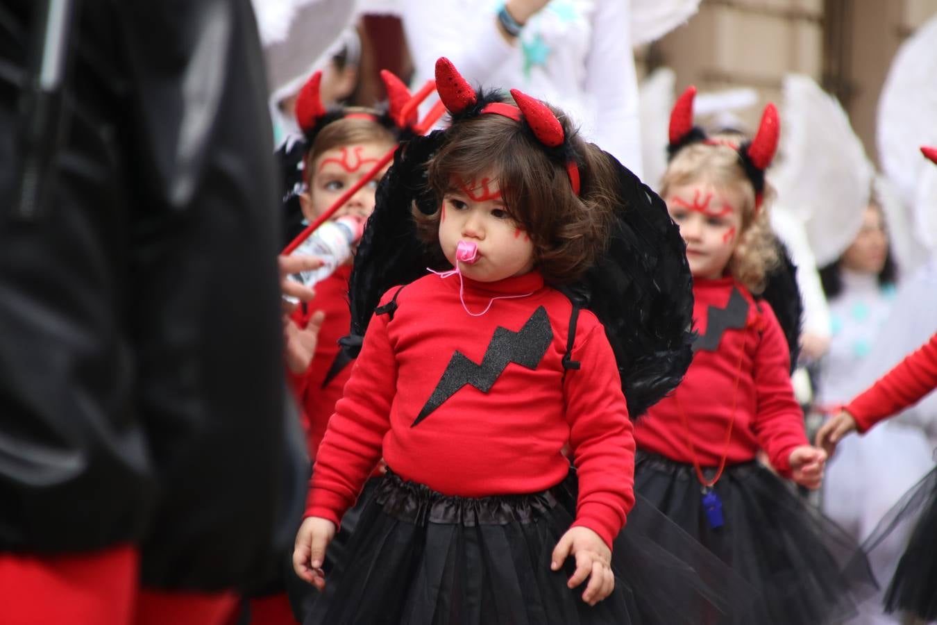 Disfrazados de payasos, exploradores, robot, personajes de Disney, diablos, animales, pintores, entre otros, centenares de niños y niñas han recorrido las calles de Jerez llenando de color y alegría todo a su alrededor, y dando comienzo, así, al Carnaval jerezano 2019.