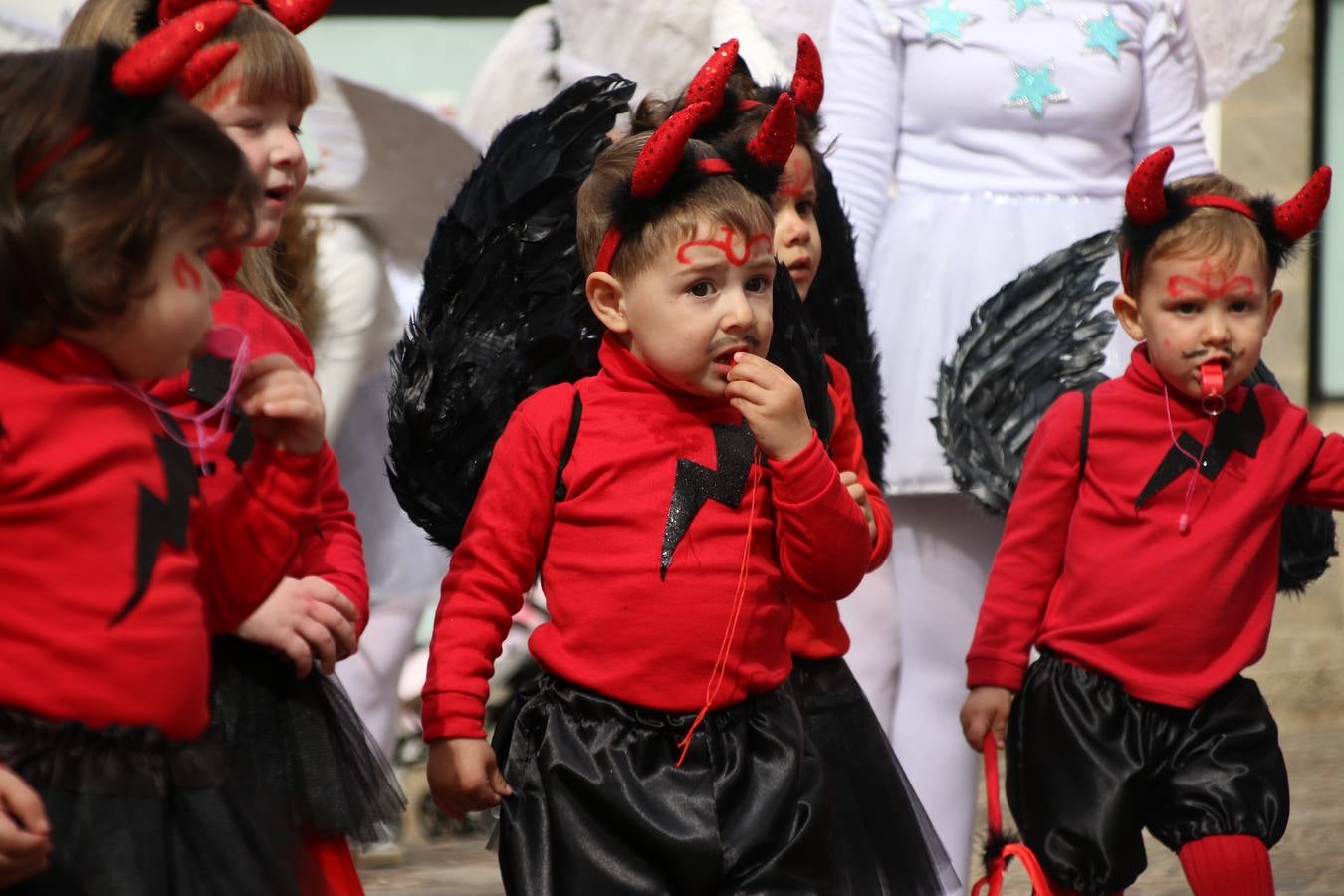 Disfrazados de payasos, exploradores, robot, personajes de Disney, diablos, animales, pintores, entre otros, centenares de niños y niñas han recorrido las calles de Jerez llenando de color y alegría todo a su alrededor, y dando comienzo, así, al Carnaval jerezano 2019.
