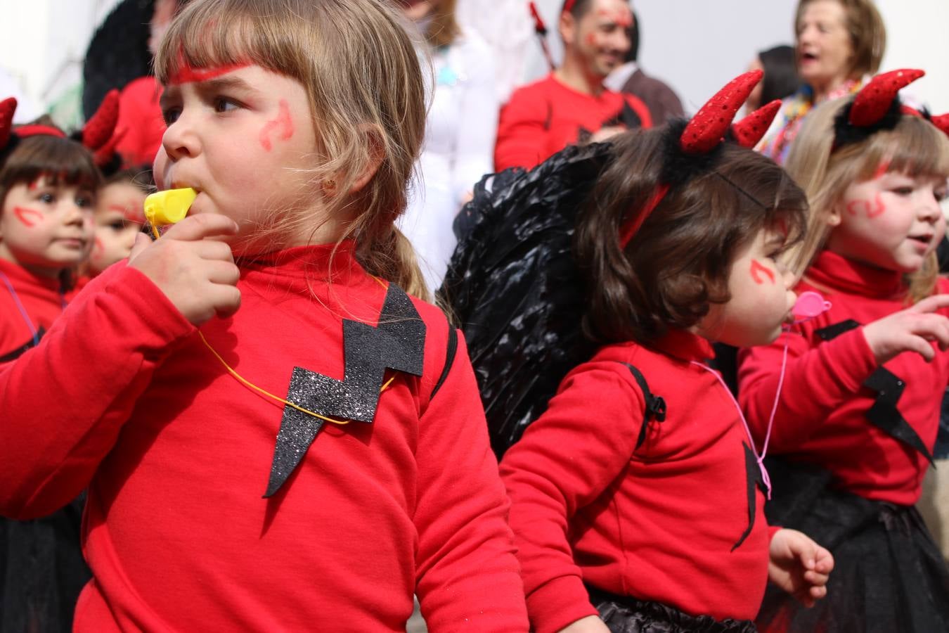 Disfrazados de payasos, exploradores, robot, personajes de Disney, diablos, animales, pintores, entre otros, centenares de niños y niñas han recorrido las calles de Jerez llenando de color y alegría todo a su alrededor, y dando comienzo, así, al Carnaval jerezano 2019.