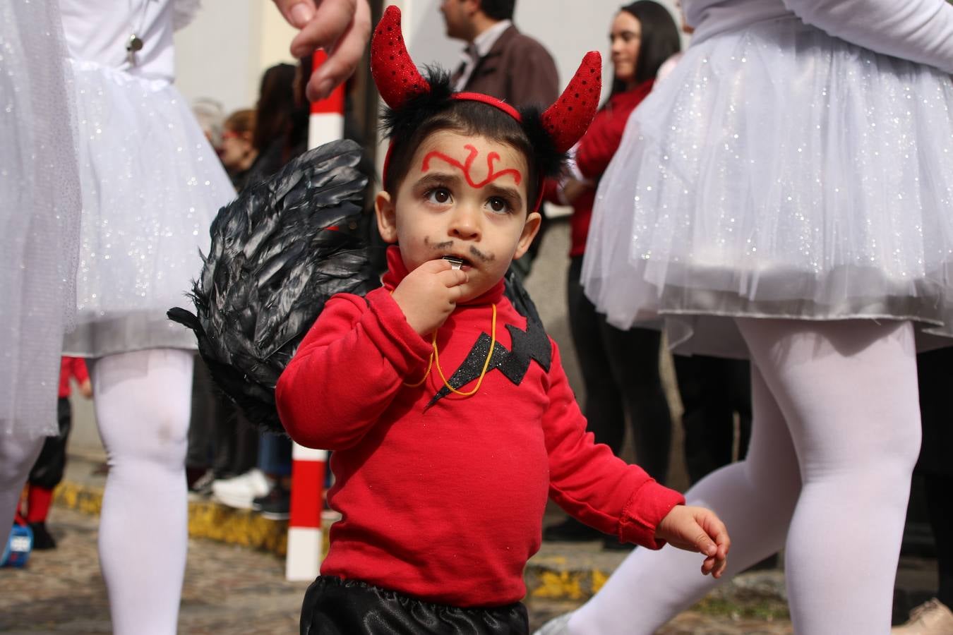 Disfrazados de payasos, exploradores, robot, personajes de Disney, diablos, animales, pintores, entre otros, centenares de niños y niñas han recorrido las calles de Jerez llenando de color y alegría todo a su alrededor, y dando comienzo, así, al Carnaval jerezano 2019.