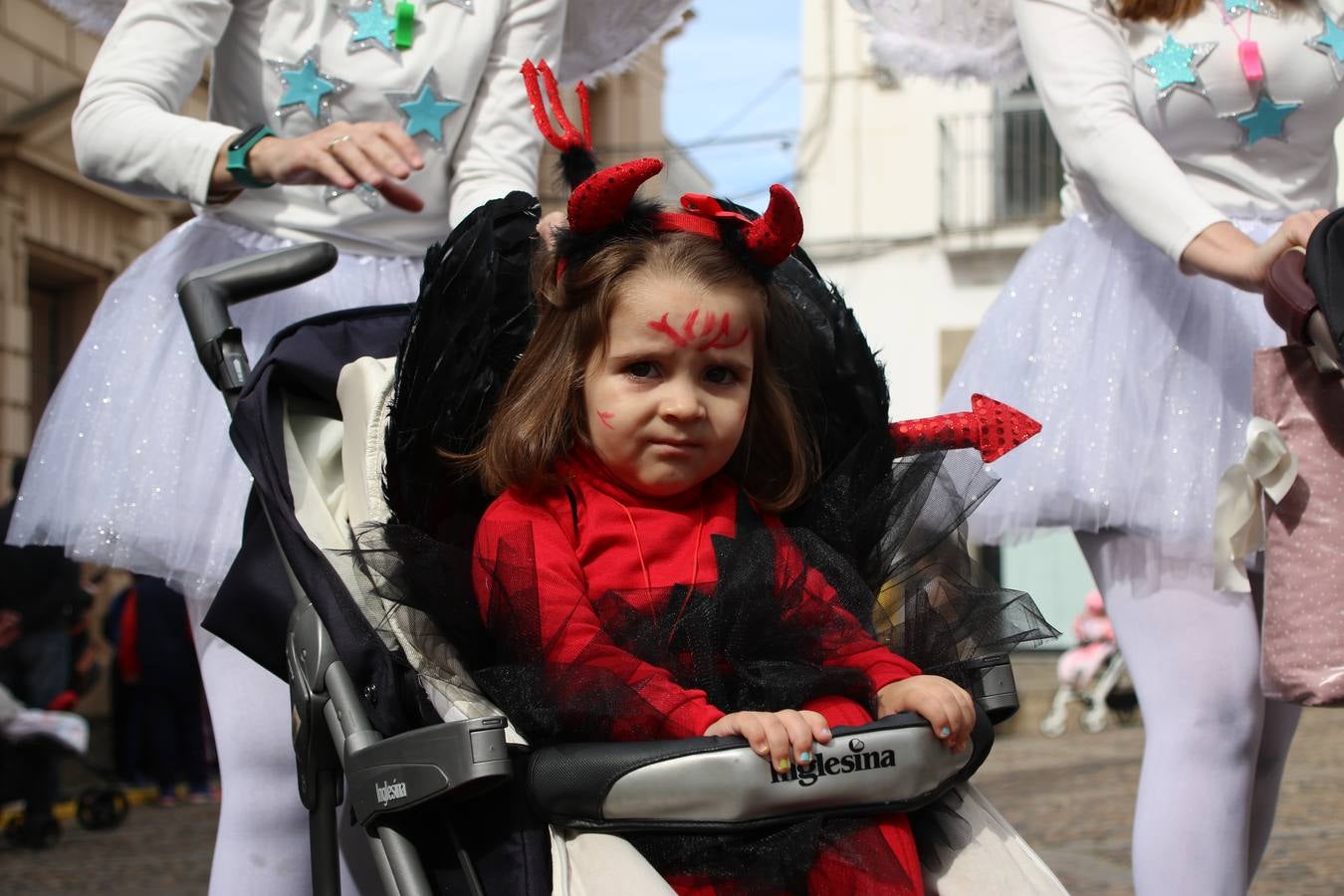 Disfrazados de payasos, exploradores, robot, personajes de Disney, diablos, animales, pintores, entre otros, centenares de niños y niñas han recorrido las calles de Jerez llenando de color y alegría todo a su alrededor, y dando comienzo, así, al Carnaval jerezano 2019.