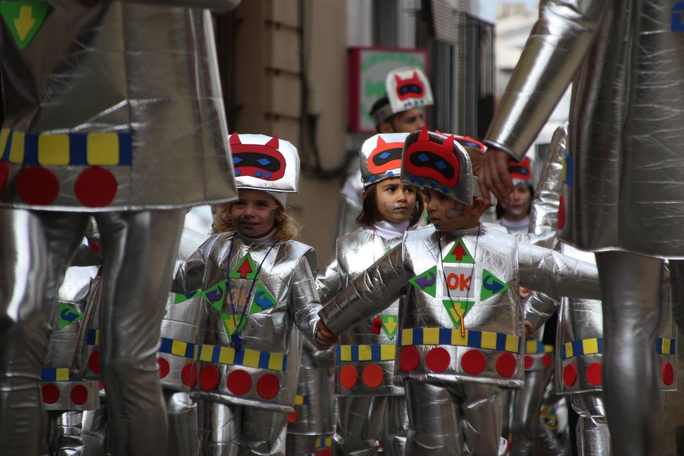 Disfrazados de payasos, exploradores, robot, personajes de Disney, diablos, animales, pintores, entre otros, centenares de niños y niñas han recorrido las calles de Jerez llenando de color y alegría todo a su alrededor, y dando comienzo, así, al Carnaval jerezano 2019.