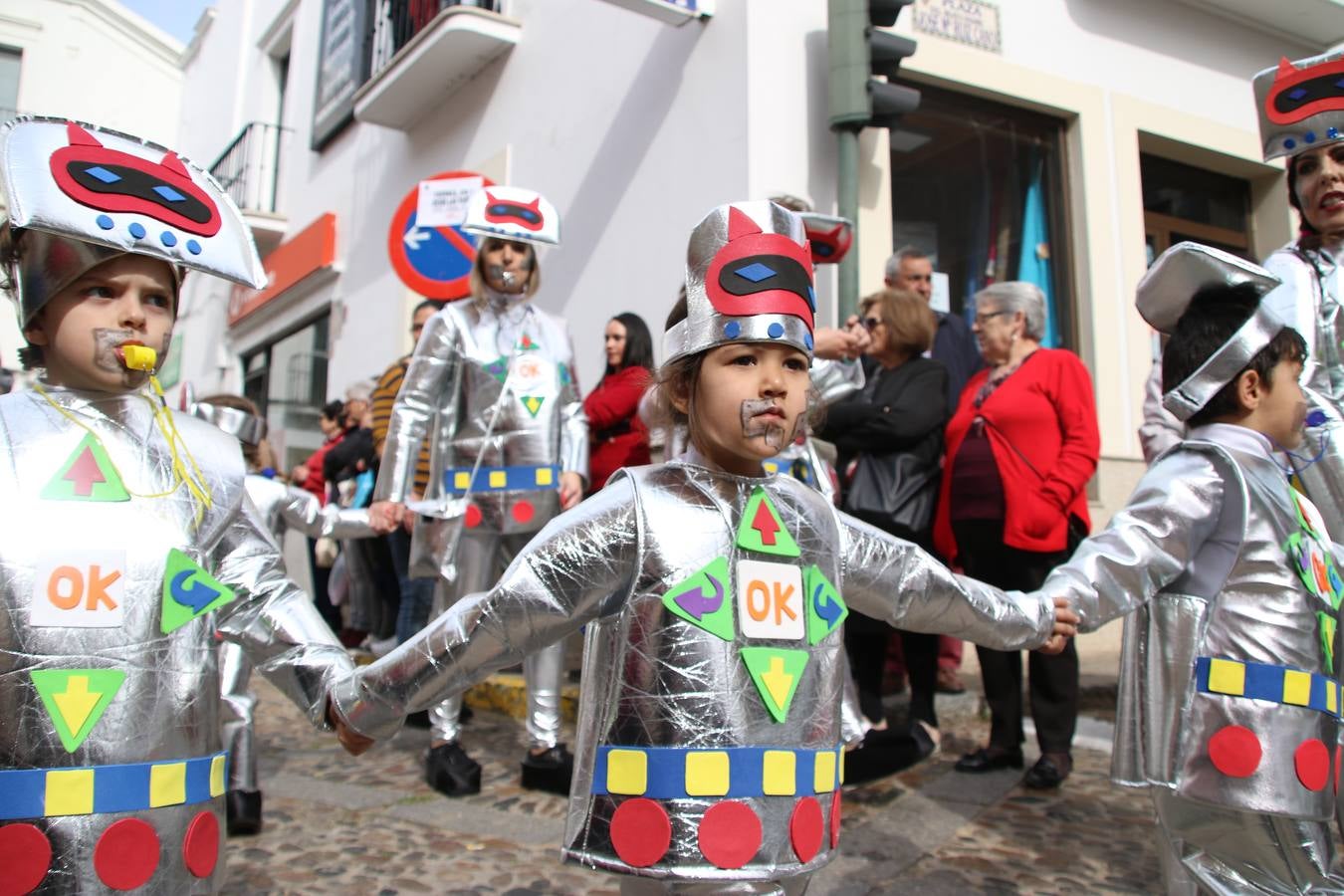Disfrazados de payasos, exploradores, robot, personajes de Disney, diablos, animales, pintores, entre otros, centenares de niños y niñas han recorrido las calles de Jerez llenando de color y alegría todo a su alrededor, y dando comienzo, así, al Carnaval jerezano 2019.