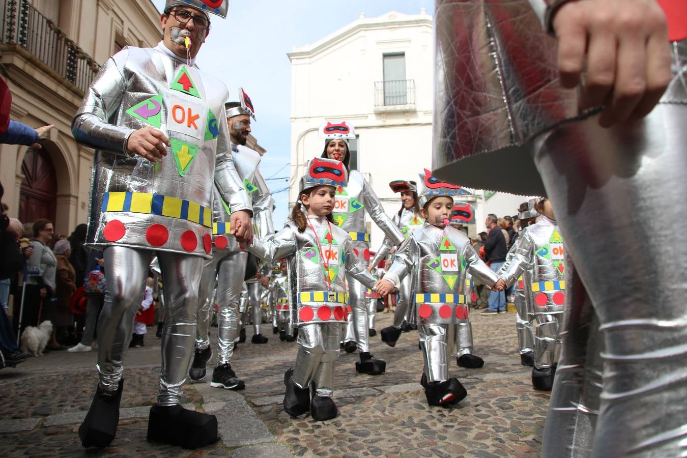 Disfrazados de payasos, exploradores, robot, personajes de Disney, diablos, animales, pintores, entre otros, centenares de niños y niñas han recorrido las calles de Jerez llenando de color y alegría todo a su alrededor, y dando comienzo, así, al Carnaval jerezano 2019.