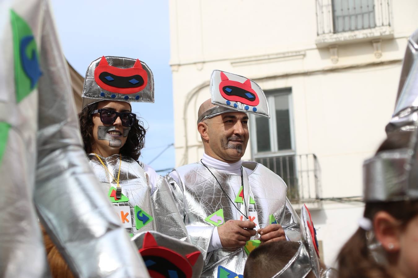 Disfrazados de payasos, exploradores, robot, personajes de Disney, diablos, animales, pintores, entre otros, centenares de niños y niñas han recorrido las calles de Jerez llenando de color y alegría todo a su alrededor, y dando comienzo, así, al Carnaval jerezano 2019.
