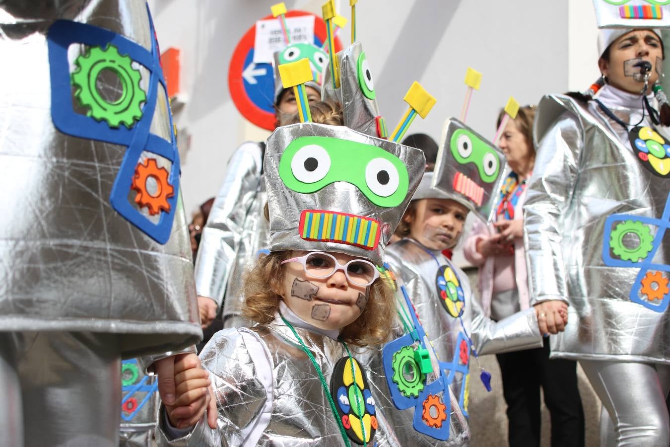 Disfrazados de payasos, exploradores, robot, personajes de Disney, diablos, animales, pintores, entre otros, centenares de niños y niñas han recorrido las calles de Jerez llenando de color y alegría todo a su alrededor, y dando comienzo, así, al Carnaval jerezano 2019.