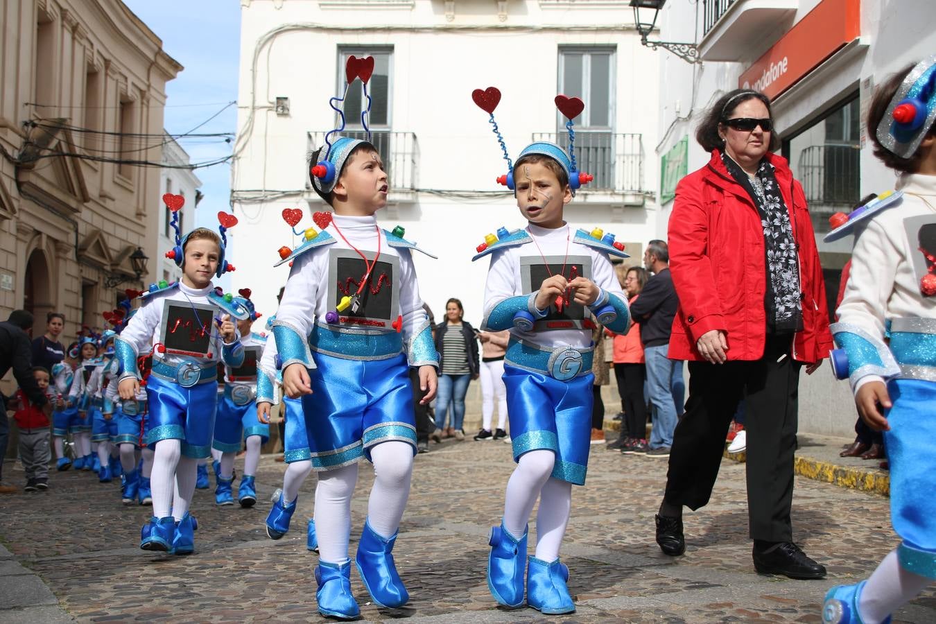 Disfrazados de payasos, exploradores, robot, personajes de Disney, diablos, animales, pintores, entre otros, centenares de niños y niñas han recorrido las calles de Jerez llenando de color y alegría todo a su alrededor, y dando comienzo, así, al Carnaval jerezano 2019.