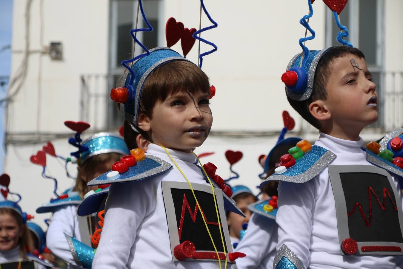 Disfrazados de payasos, exploradores, robot, personajes de Disney, diablos, animales, pintores, entre otros, centenares de niños y niñas han recorrido las calles de Jerez llenando de color y alegría todo a su alrededor, y dando comienzo, así, al Carnaval jerezano 2019.