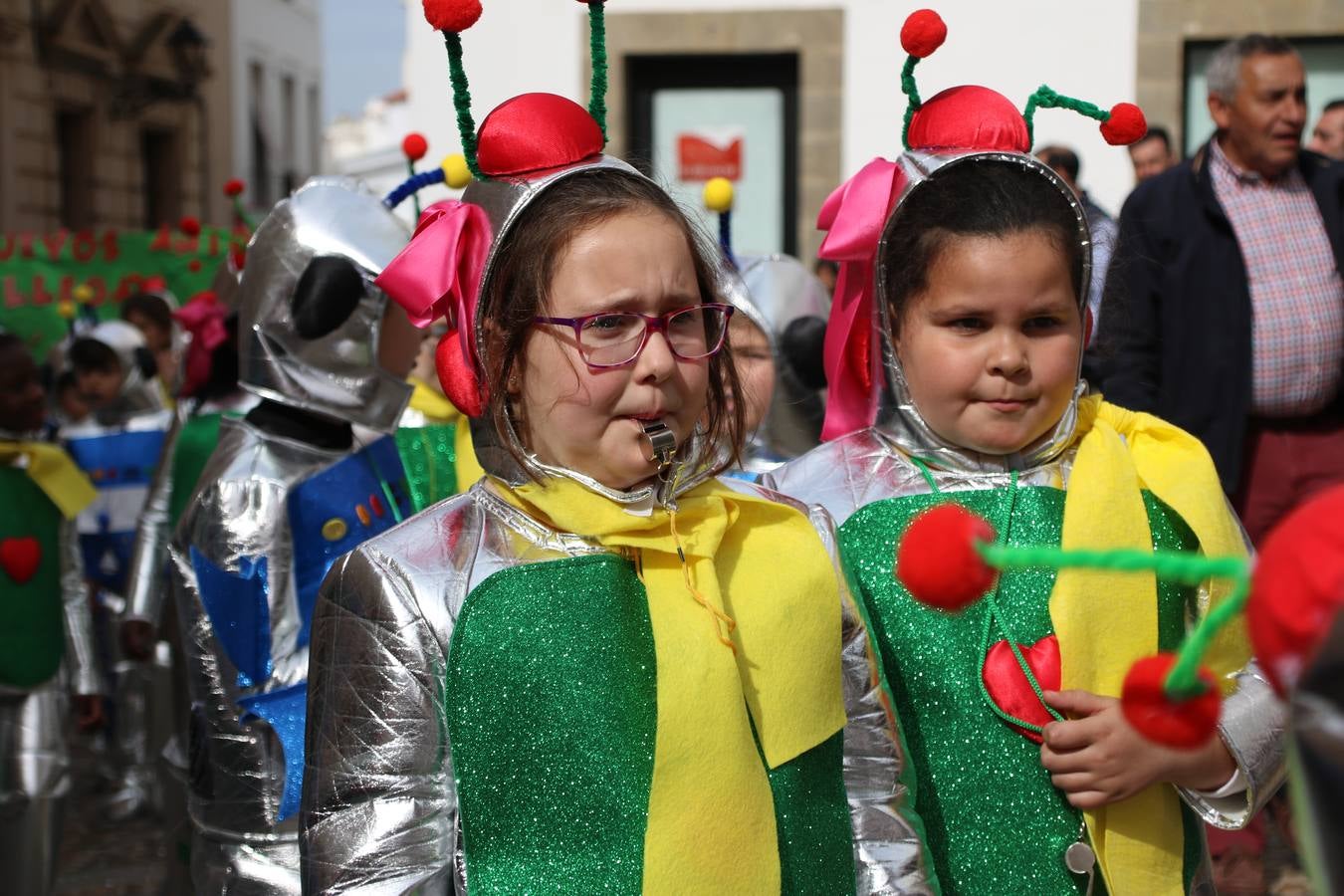 Disfrazados de payasos, exploradores, robot, personajes de Disney, diablos, animales, pintores, entre otros, centenares de niños y niñas han recorrido las calles de Jerez llenando de color y alegría todo a su alrededor, y dando comienzo, así, al Carnaval jerezano 2019.