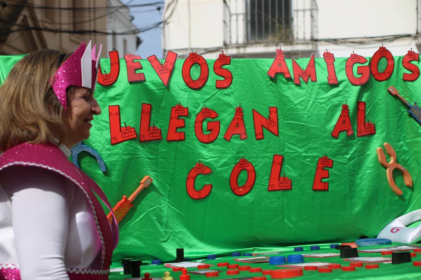 Disfrazados de payasos, exploradores, robot, personajes de Disney, diablos, animales, pintores, entre otros, centenares de niños y niñas han recorrido las calles de Jerez llenando de color y alegría todo a su alrededor, y dando comienzo, así, al Carnaval jerezano 2019.
