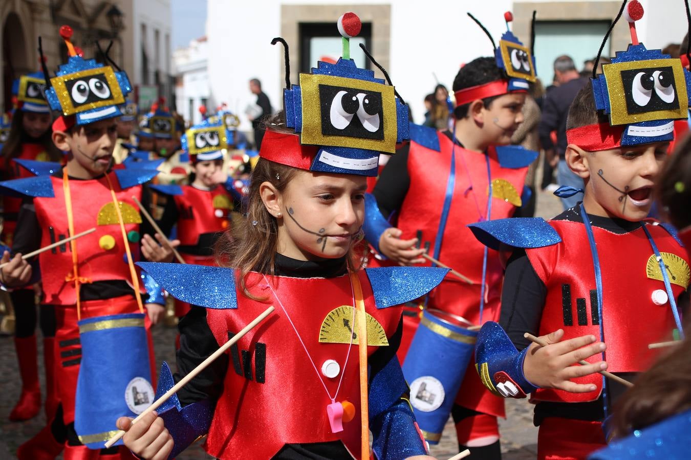 Disfrazados de payasos, exploradores, robot, personajes de Disney, diablos, animales, pintores, entre otros, centenares de niños y niñas han recorrido las calles de Jerez llenando de color y alegría todo a su alrededor, y dando comienzo, así, al Carnaval jerezano 2019.