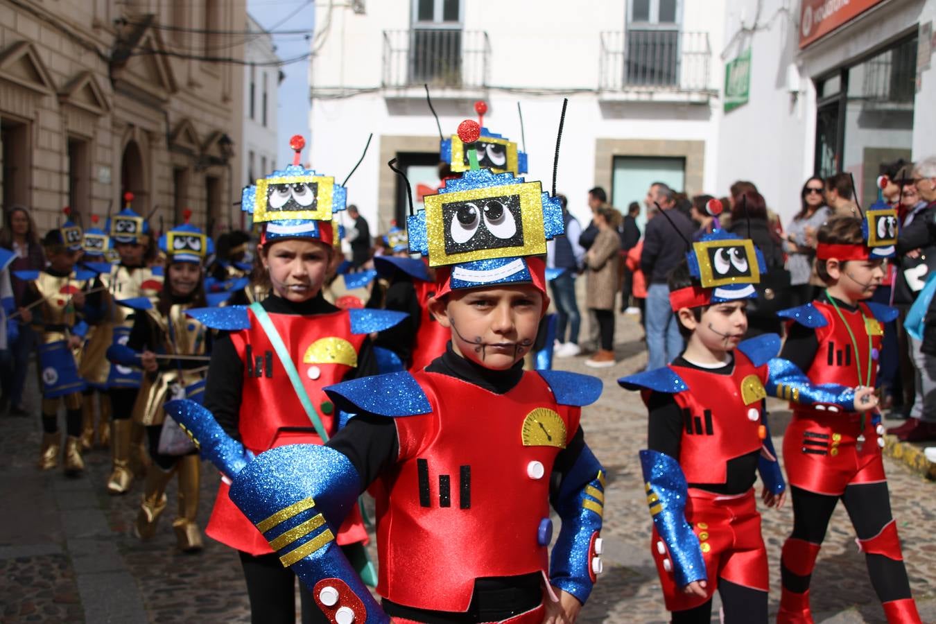 Disfrazados de payasos, exploradores, robot, personajes de Disney, diablos, animales, pintores, entre otros, centenares de niños y niñas han recorrido las calles de Jerez llenando de color y alegría todo a su alrededor, y dando comienzo, así, al Carnaval jerezano 2019.