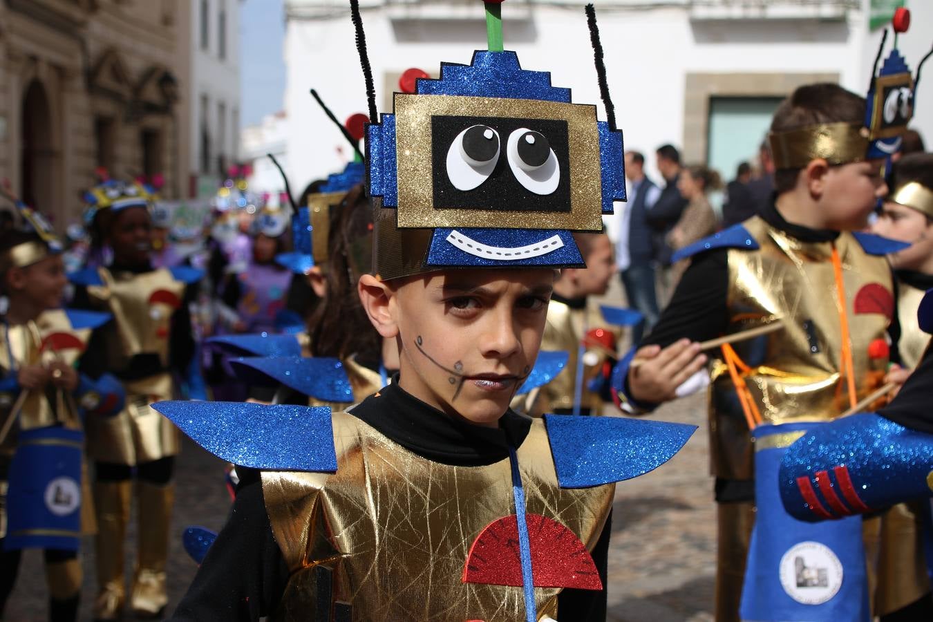 Disfrazados de payasos, exploradores, robot, personajes de Disney, diablos, animales, pintores, entre otros, centenares de niños y niñas han recorrido las calles de Jerez llenando de color y alegría todo a su alrededor, y dando comienzo, así, al Carnaval jerezano 2019.