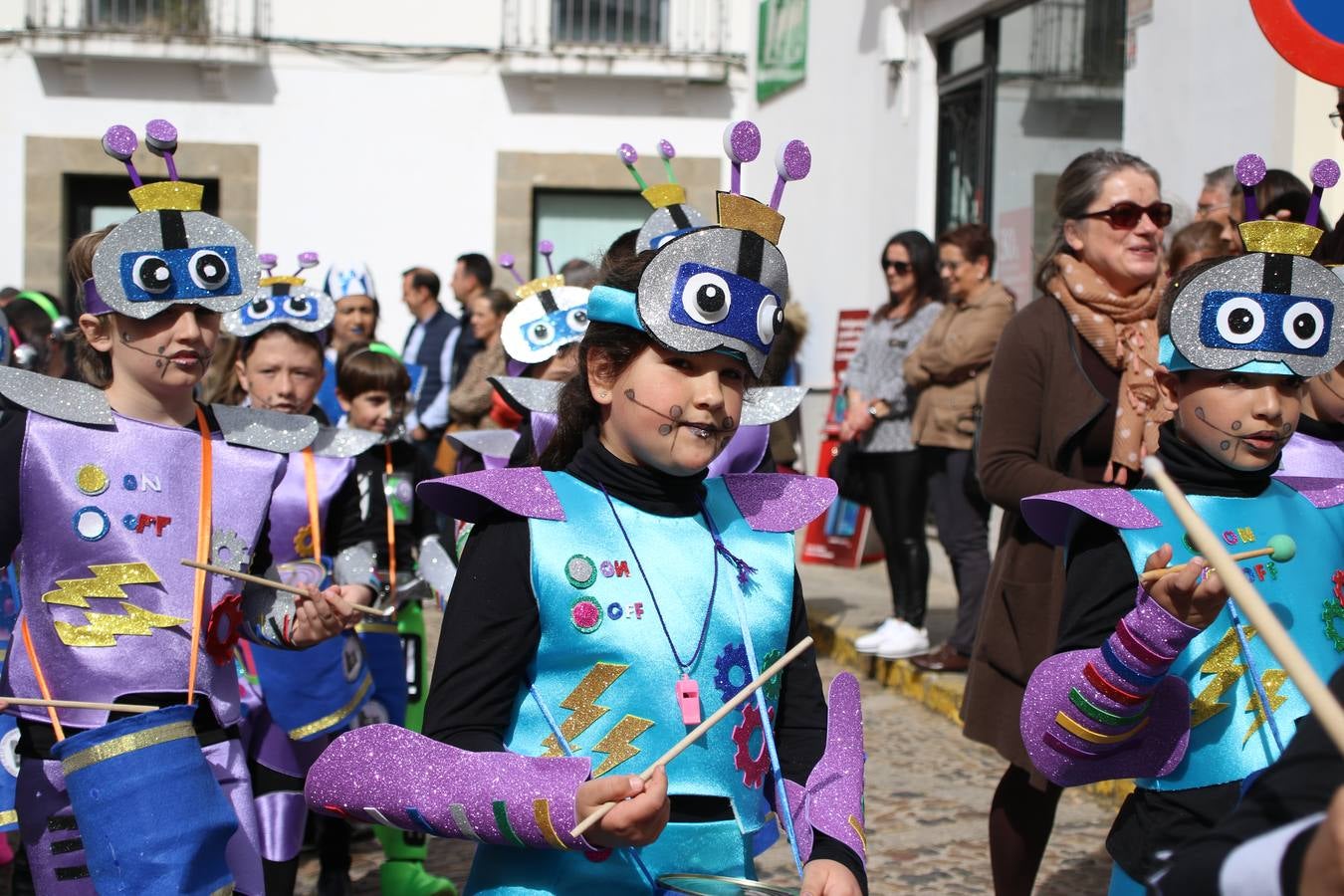 Disfrazados de payasos, exploradores, robot, personajes de Disney, diablos, animales, pintores, entre otros, centenares de niños y niñas han recorrido las calles de Jerez llenando de color y alegría todo a su alrededor, y dando comienzo, así, al Carnaval jerezano 2019.