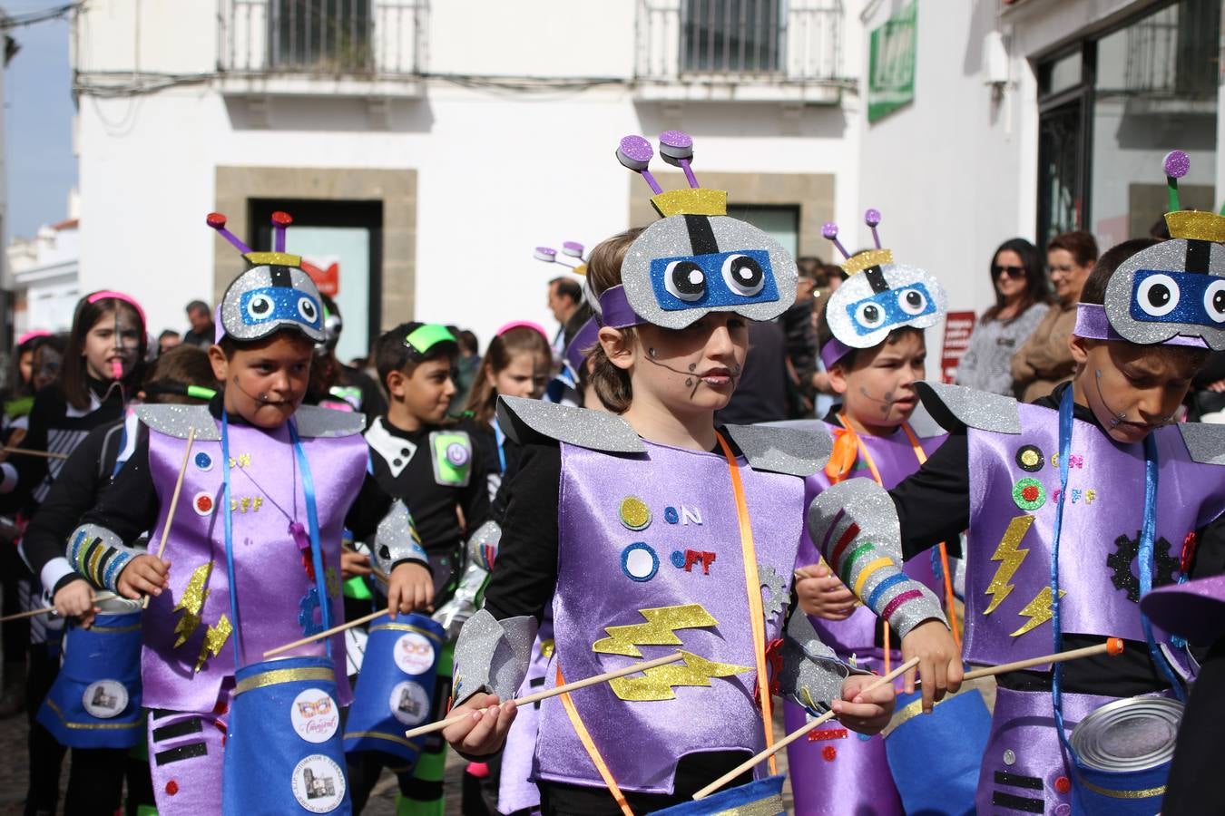 Disfrazados de payasos, exploradores, robot, personajes de Disney, diablos, animales, pintores, entre otros, centenares de niños y niñas han recorrido las calles de Jerez llenando de color y alegría todo a su alrededor, y dando comienzo, así, al Carnaval jerezano 2019.