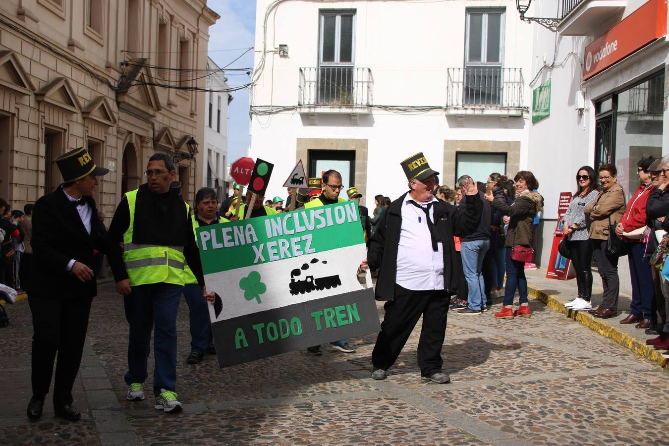 Disfrazados de payasos, exploradores, robot, personajes de Disney, diablos, animales, pintores, entre otros, centenares de niños y niñas han recorrido las calles de Jerez llenando de color y alegría todo a su alrededor, y dando comienzo, así, al Carnaval jerezano 2019.