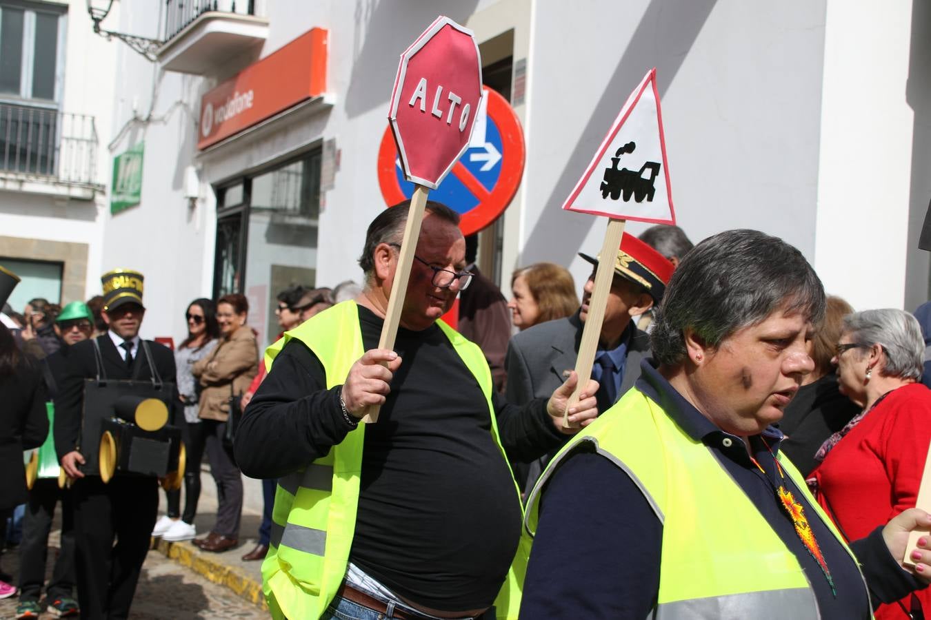 Disfrazados de payasos, exploradores, robot, personajes de Disney, diablos, animales, pintores, entre otros, centenares de niños y niñas han recorrido las calles de Jerez llenando de color y alegría todo a su alrededor, y dando comienzo, así, al Carnaval jerezano 2019.
