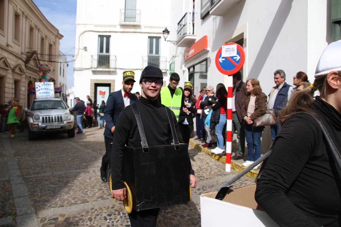 Disfrazados de payasos, exploradores, robot, personajes de Disney, diablos, animales, pintores, entre otros, centenares de niños y niñas han recorrido las calles de Jerez llenando de color y alegría todo a su alrededor, y dando comienzo, así, al Carnaval jerezano 2019.
