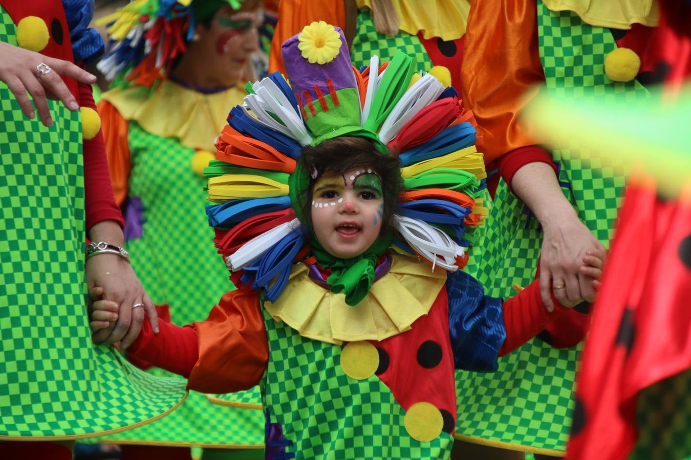 Disfrazados de payasos, exploradores, robot, personajes de Disney, diablos, animales, pintores, entre otros, centenares de niños y niñas han recorrido las calles de Jerez llenando de color y alegría todo a su alrededor, y dando comienzo, así, al Carnaval jerezano 2019.
