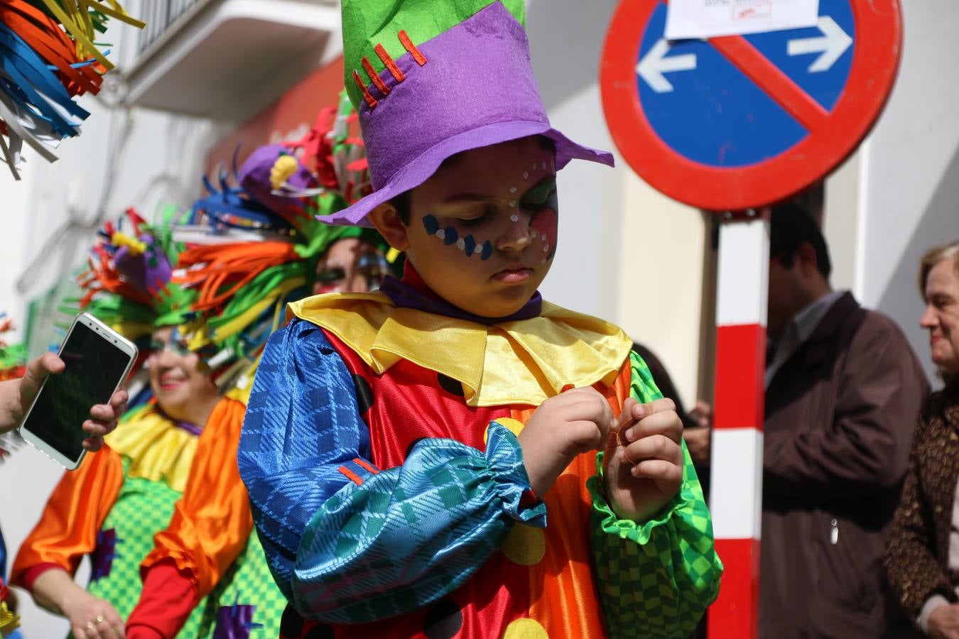 Disfrazados de payasos, exploradores, robot, personajes de Disney, diablos, animales, pintores, entre otros, centenares de niños y niñas han recorrido las calles de Jerez llenando de color y alegría todo a su alrededor, y dando comienzo, así, al Carnaval jerezano 2019.