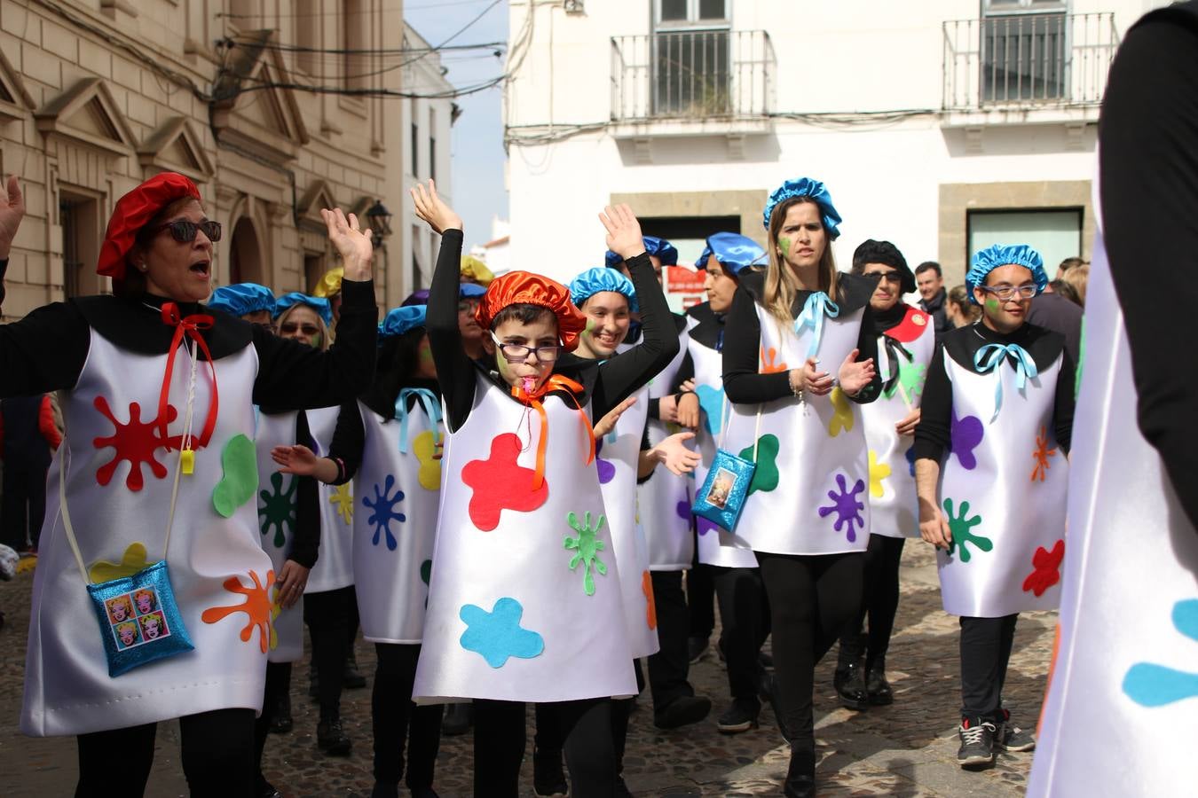 Disfrazados de payasos, exploradores, robot, personajes de Disney, diablos, animales, pintores, entre otros, centenares de niños y niñas han recorrido las calles de Jerez llenando de color y alegría todo a su alrededor, y dando comienzo, así, al Carnaval jerezano 2019.