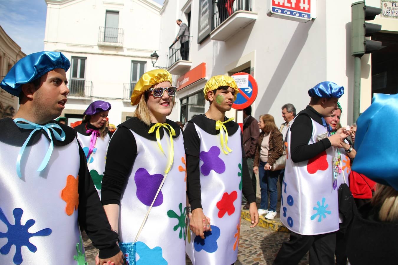 Disfrazados de payasos, exploradores, robot, personajes de Disney, diablos, animales, pintores, entre otros, centenares de niños y niñas han recorrido las calles de Jerez llenando de color y alegría todo a su alrededor, y dando comienzo, así, al Carnaval jerezano 2019.