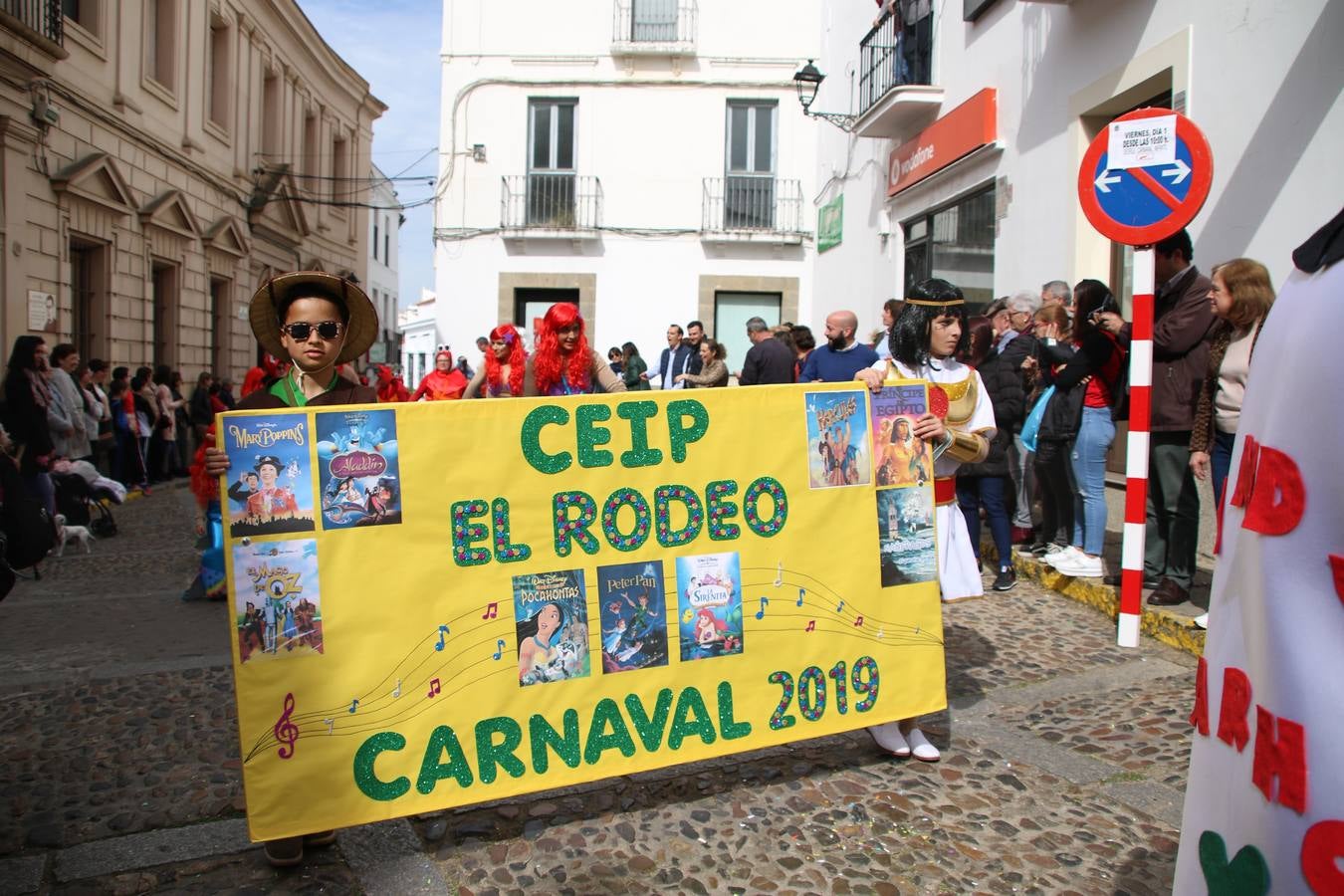 Disfrazados de payasos, exploradores, robot, personajes de Disney, diablos, animales, pintores, entre otros, centenares de niños y niñas han recorrido las calles de Jerez llenando de color y alegría todo a su alrededor, y dando comienzo, así, al Carnaval jerezano 2019.