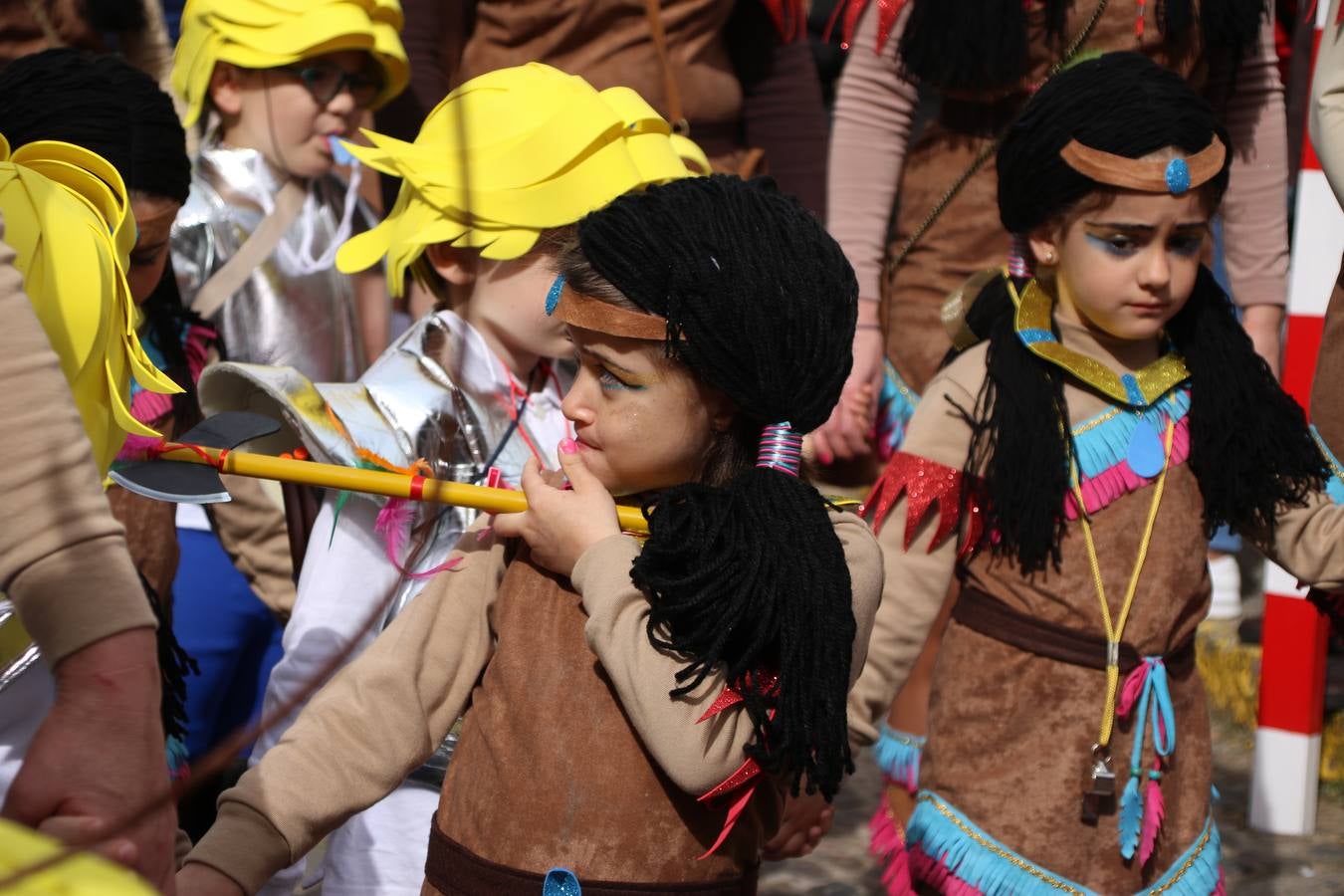 Disfrazados de payasos, exploradores, robot, personajes de Disney, diablos, animales, pintores, entre otros, centenares de niños y niñas han recorrido las calles de Jerez llenando de color y alegría todo a su alrededor, y dando comienzo, así, al Carnaval jerezano 2019.