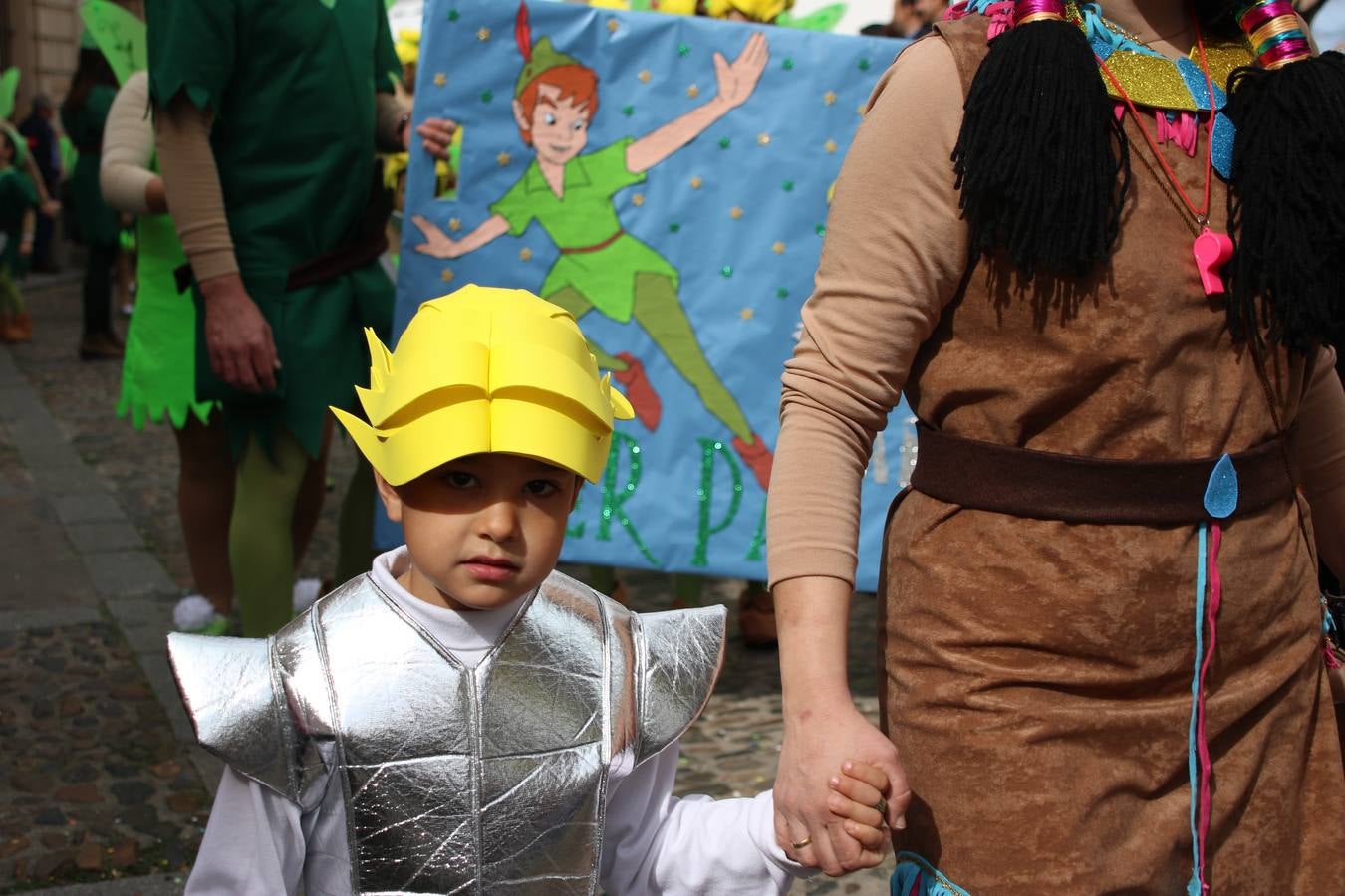 Disfrazados de payasos, exploradores, robot, personajes de Disney, diablos, animales, pintores, entre otros, centenares de niños y niñas han recorrido las calles de Jerez llenando de color y alegría todo a su alrededor, y dando comienzo, así, al Carnaval jerezano 2019.
