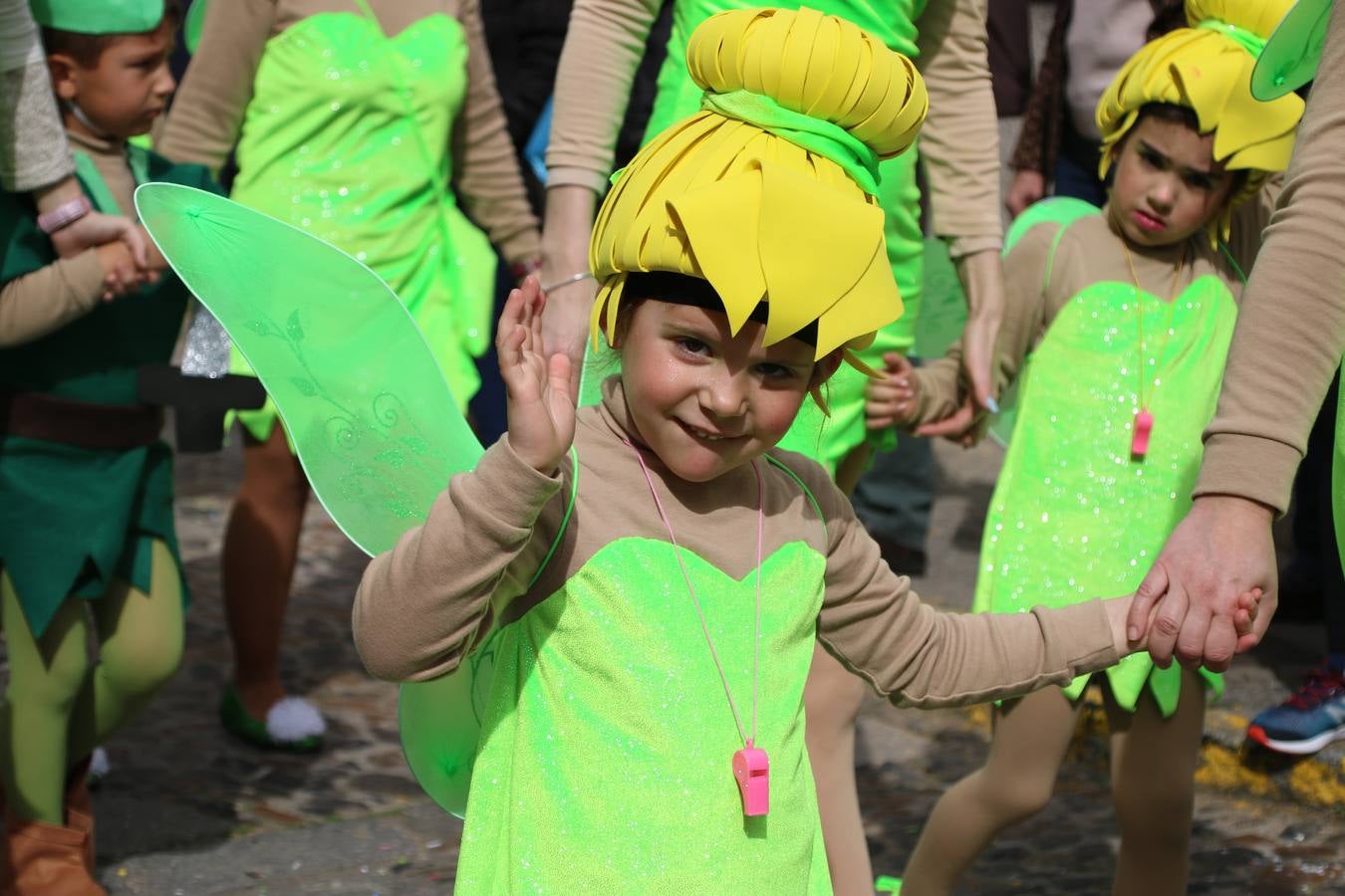 Disfrazados de payasos, exploradores, robot, personajes de Disney, diablos, animales, pintores, entre otros, centenares de niños y niñas han recorrido las calles de Jerez llenando de color y alegría todo a su alrededor, y dando comienzo, así, al Carnaval jerezano 2019.