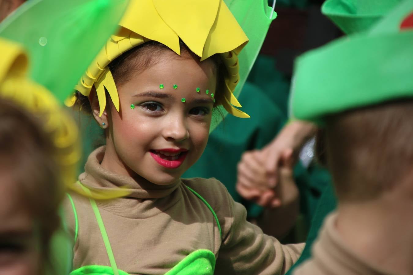 Disfrazados de payasos, exploradores, robot, personajes de Disney, diablos, animales, pintores, entre otros, centenares de niños y niñas han recorrido las calles de Jerez llenando de color y alegría todo a su alrededor, y dando comienzo, así, al Carnaval jerezano 2019.