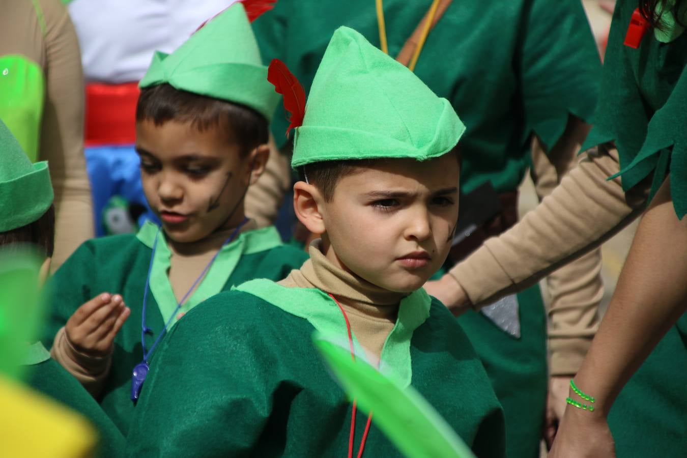 Disfrazados de payasos, exploradores, robot, personajes de Disney, diablos, animales, pintores, entre otros, centenares de niños y niñas han recorrido las calles de Jerez llenando de color y alegría todo a su alrededor, y dando comienzo, así, al Carnaval jerezano 2019.