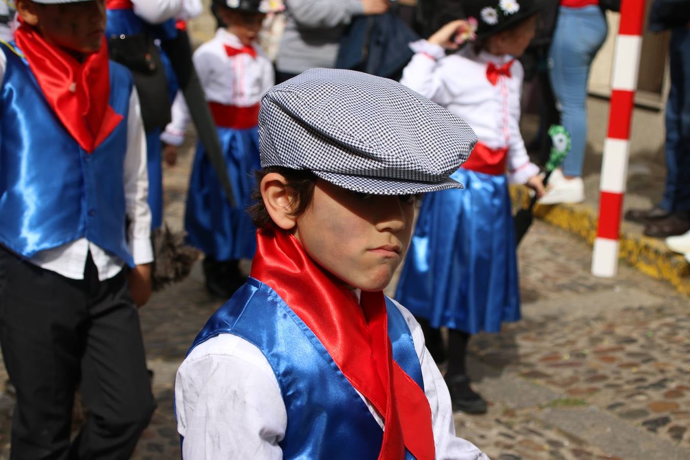 Disfrazados de payasos, exploradores, robot, personajes de Disney, diablos, animales, pintores, entre otros, centenares de niños y niñas han recorrido las calles de Jerez llenando de color y alegría todo a su alrededor, y dando comienzo, así, al Carnaval jerezano 2019.