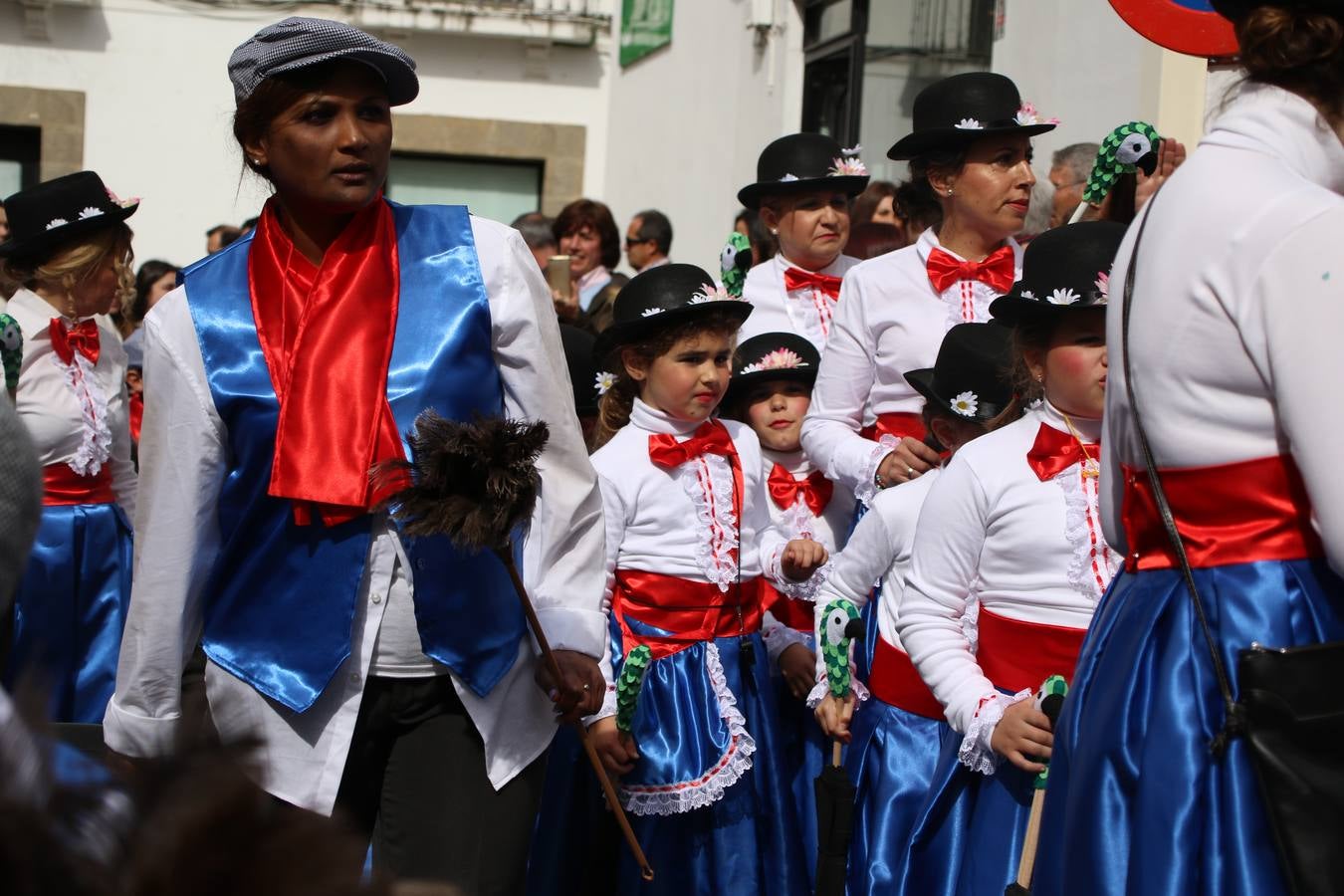 Disfrazados de payasos, exploradores, robot, personajes de Disney, diablos, animales, pintores, entre otros, centenares de niños y niñas han recorrido las calles de Jerez llenando de color y alegría todo a su alrededor, y dando comienzo, así, al Carnaval jerezano 2019.