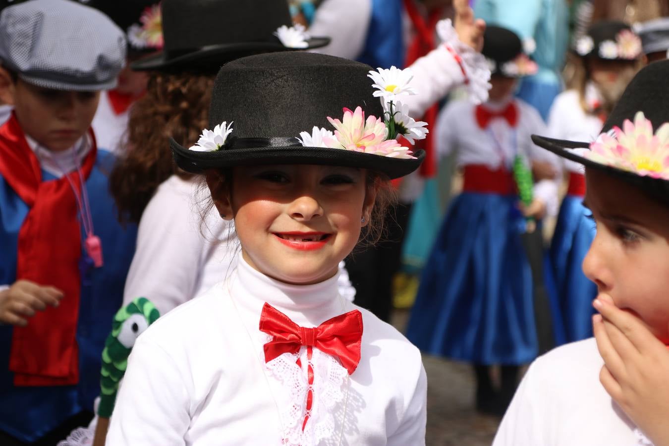 Disfrazados de payasos, exploradores, robot, personajes de Disney, diablos, animales, pintores, entre otros, centenares de niños y niñas han recorrido las calles de Jerez llenando de color y alegría todo a su alrededor, y dando comienzo, así, al Carnaval jerezano 2019.