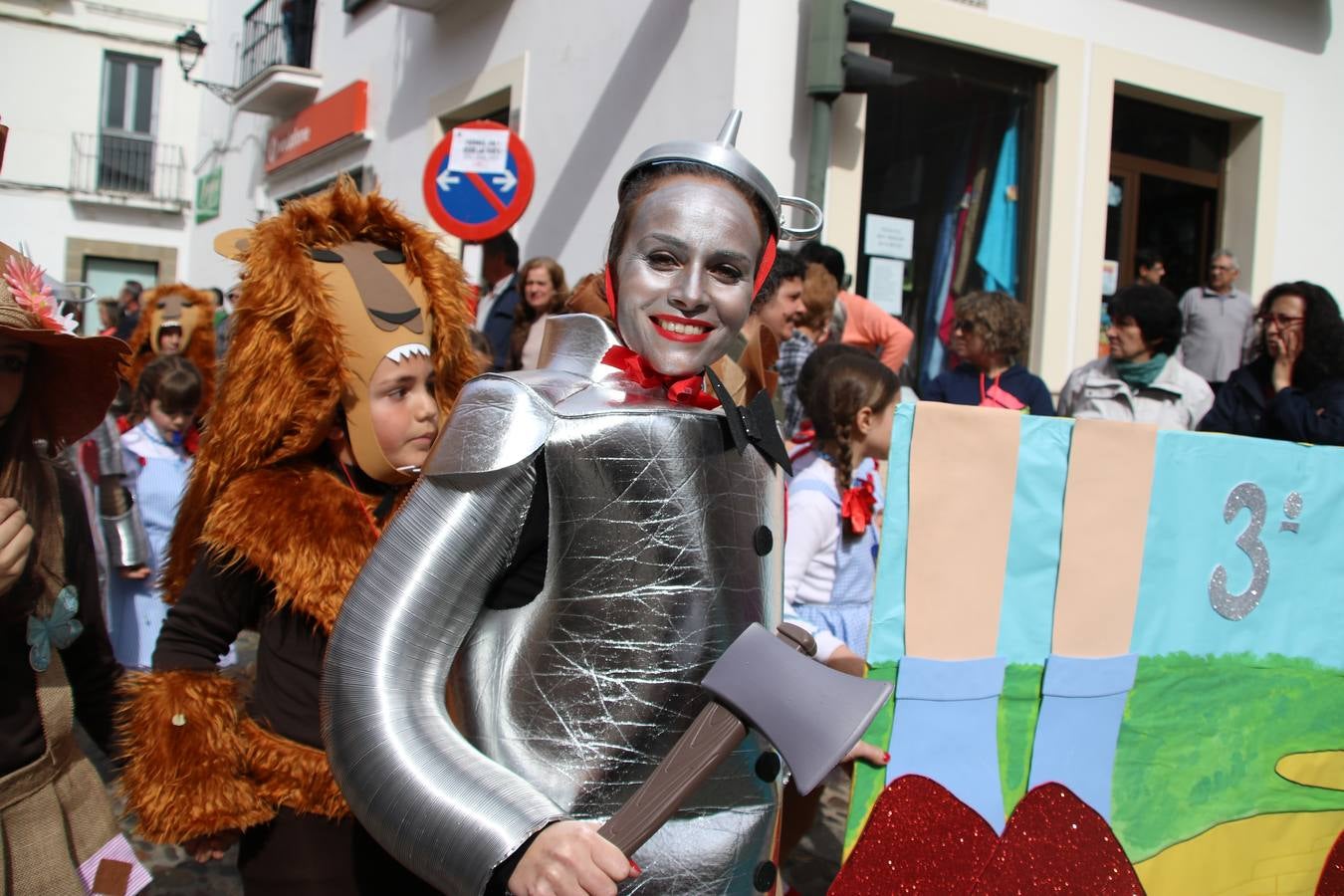 Disfrazados de payasos, exploradores, robot, personajes de Disney, diablos, animales, pintores, entre otros, centenares de niños y niñas han recorrido las calles de Jerez llenando de color y alegría todo a su alrededor, y dando comienzo, así, al Carnaval jerezano 2019.