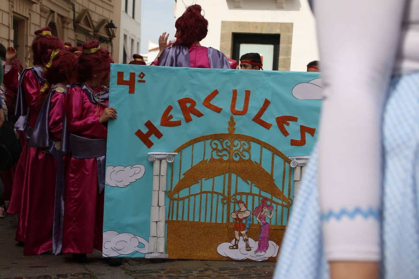 Disfrazados de payasos, exploradores, robot, personajes de Disney, diablos, animales, pintores, entre otros, centenares de niños y niñas han recorrido las calles de Jerez llenando de color y alegría todo a su alrededor, y dando comienzo, así, al Carnaval jerezano 2019.