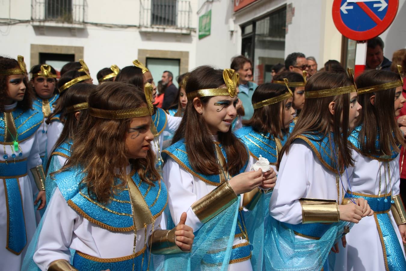Disfrazados de payasos, exploradores, robot, personajes de Disney, diablos, animales, pintores, entre otros, centenares de niños y niñas han recorrido las calles de Jerez llenando de color y alegría todo a su alrededor, y dando comienzo, así, al Carnaval jerezano 2019.
