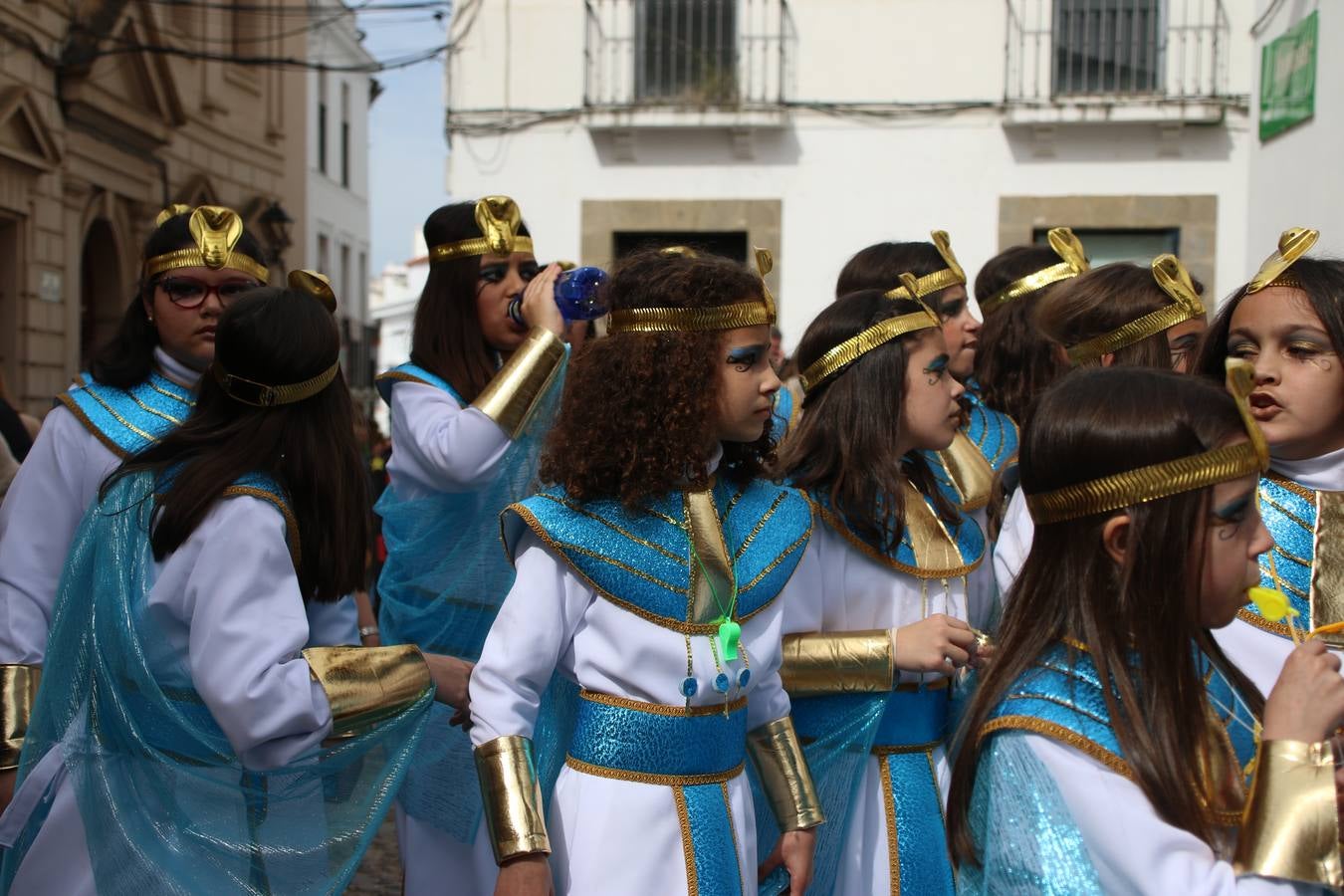 Disfrazados de payasos, exploradores, robot, personajes de Disney, diablos, animales, pintores, entre otros, centenares de niños y niñas han recorrido las calles de Jerez llenando de color y alegría todo a su alrededor, y dando comienzo, así, al Carnaval jerezano 2019.