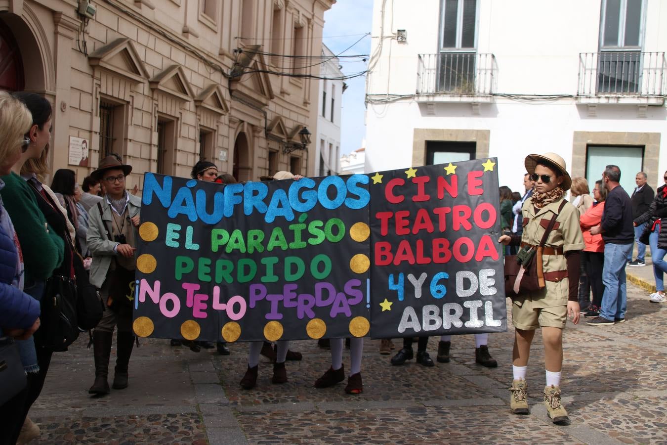 Disfrazados de payasos, exploradores, robot, personajes de Disney, diablos, animales, pintores, entre otros, centenares de niños y niñas han recorrido las calles de Jerez llenando de color y alegría todo a su alrededor, y dando comienzo, así, al Carnaval jerezano 2019.