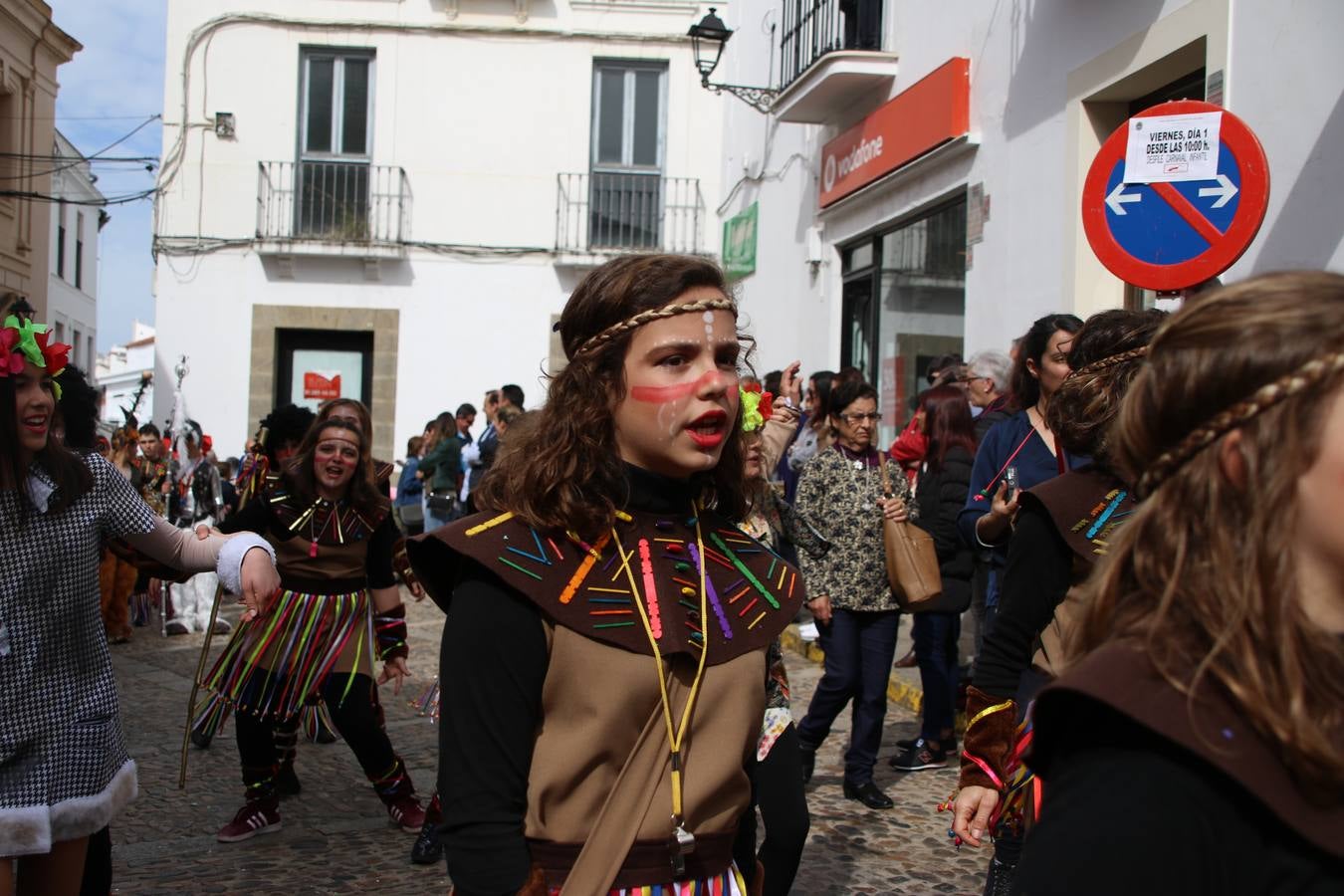 Disfrazados de payasos, exploradores, robot, personajes de Disney, diablos, animales, pintores, entre otros, centenares de niños y niñas han recorrido las calles de Jerez llenando de color y alegría todo a su alrededor, y dando comienzo, así, al Carnaval jerezano 2019.