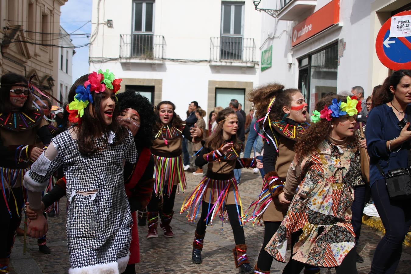 Disfrazados de payasos, exploradores, robot, personajes de Disney, diablos, animales, pintores, entre otros, centenares de niños y niñas han recorrido las calles de Jerez llenando de color y alegría todo a su alrededor, y dando comienzo, así, al Carnaval jerezano 2019.