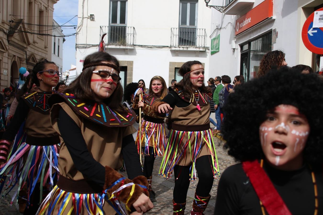 Disfrazados de payasos, exploradores, robot, personajes de Disney, diablos, animales, pintores, entre otros, centenares de niños y niñas han recorrido las calles de Jerez llenando de color y alegría todo a su alrededor, y dando comienzo, así, al Carnaval jerezano 2019.