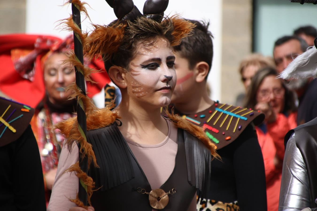 Disfrazados de payasos, exploradores, robot, personajes de Disney, diablos, animales, pintores, entre otros, centenares de niños y niñas han recorrido las calles de Jerez llenando de color y alegría todo a su alrededor, y dando comienzo, así, al Carnaval jerezano 2019.